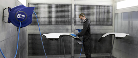 Presentamos los enrolladores de manguera antiestática no conductora para aplicaciones de pintura en aerosol