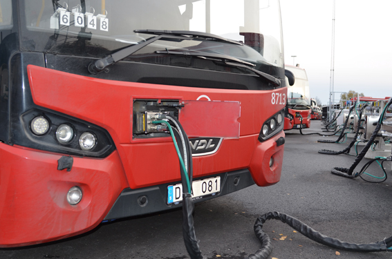Les P8 multi-plaques P8 de CEJN est un manifold qui se connecte à un bus en stationnement, lui fournissant de l'eau chaude (antigel), de l'air comprimé et de l’électricitré  à des fins de chauffage, ce qui permet de réaliser des économies et de protèger l'environnement. 