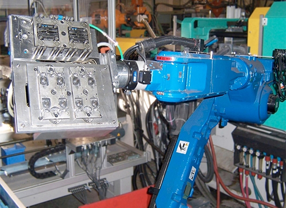 Unidad de autoenchufe para robots soldadores